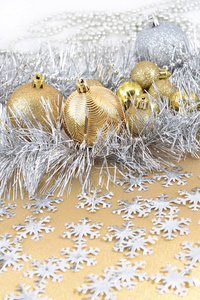 金色和银色圣诞装饰品