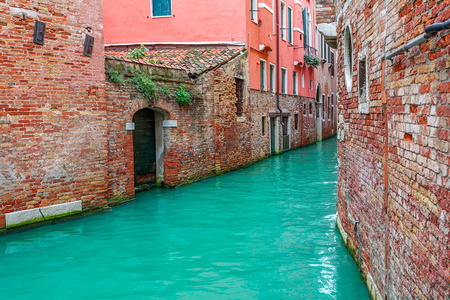 运河和老房子在威尼斯，意大利