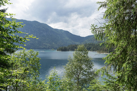 Eibsee 与最高的山祖格峰在德国, 巴法力亚阿尔卑斯, 德国