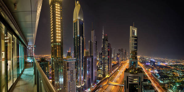 迪拜天际线夜间与惊人的城市中心灯光和酋长扎耶德道路交通, 阿拉伯联合酋长国
