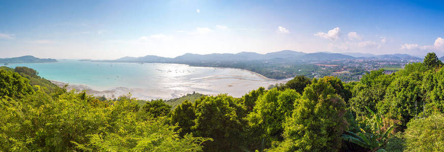 普吉岛全景在泰国在夏天的一天