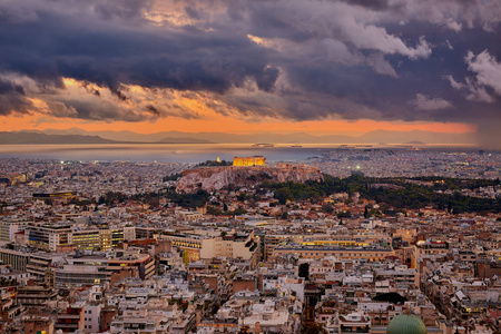 照亮雅典卫城希腊在多云天空日落与海和山的背景
