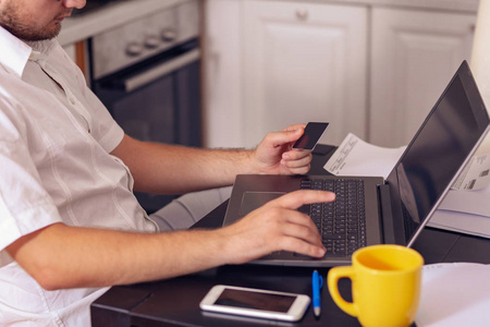 年轻的自由职业者在家工作和支付账单插画