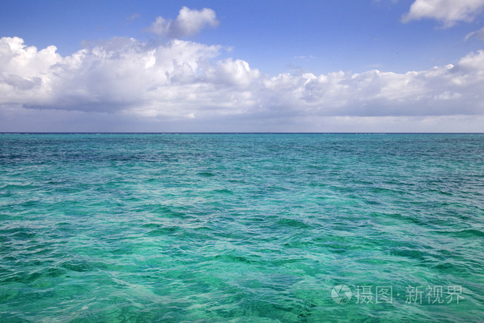 在黄貂鱼的城市,开曼群岛,加勒比的青绿色海水照片