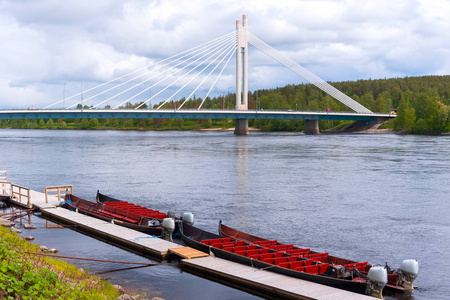 Yatkiankntill 大桥横跨河 Kemijoki 和游船, 罗瓦涅米, 芬兰