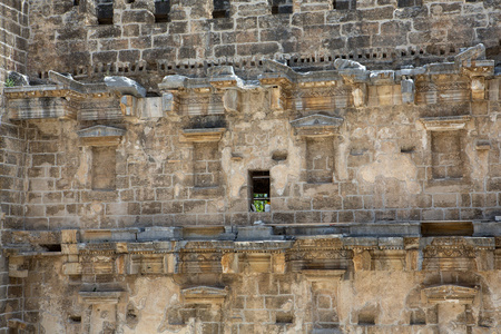 包括龛雕像在古代的罗马剧场 Aspendos 安纳托利亚的背景