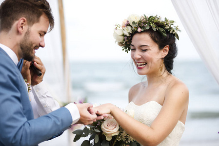 年轻夫妇在一个婚礼仪式在海滩上