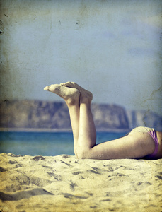 妇女在海滩上的双腿的旧照片