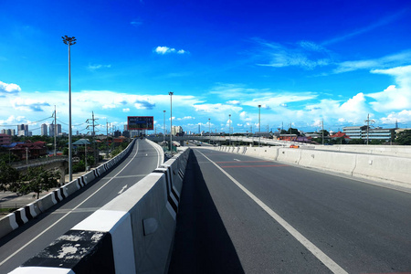 高速公路, 高速公路和桥梁, 城市蜿蜒的道路与蓝天在曼谷泰国