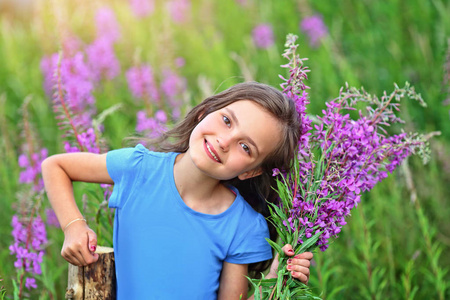 快乐的小女孩在草地上笑着花图片