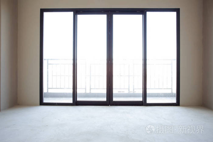 建设中的工业建筑家庭空房间内窗和门黑色铝合金墙上