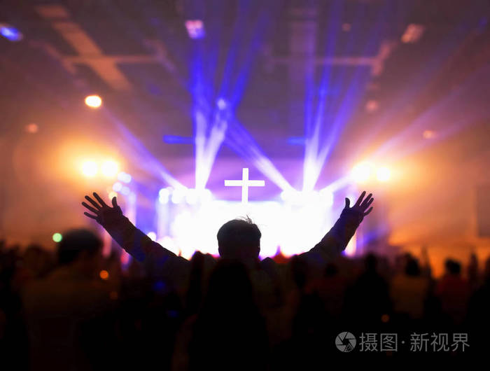 教会崇拜理念: 基督教徒在夜间音乐音乐会上举手表扬和敬拜