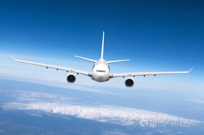 客机飞行高度在天空上空的乌云和蓝天之上