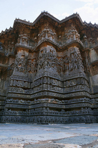 Hoysaleshwara 寺, Halebidu, 印度卡纳塔里的圣殿外墙星状形态的看法。从西南看