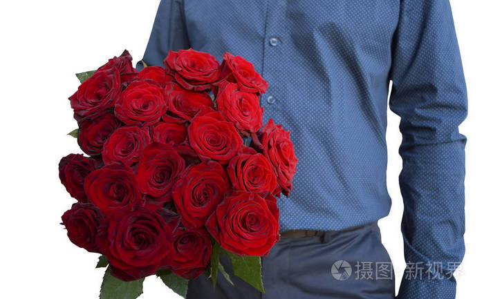 一个男人手捧着一束花束--21 朵红玫瑰.隔离图像
