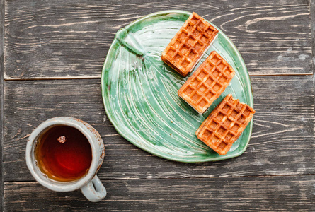 茶与甜饼干杯的茶道的平顶视图