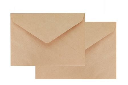 孤立在白色背景上的两个棕色信封