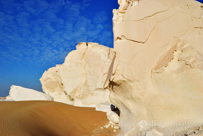 美丽的风景与石灰石形成在西部白色沙漠日落.撒哈拉.埃及.非洲