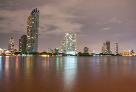 城市市区的夜晚与建筑在河里反射禁令