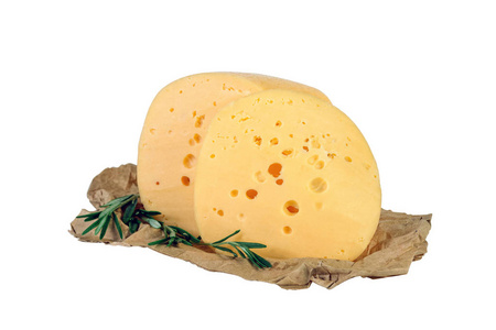 Cuted 乳酪头在包装纸与迷迭香被隔绝在白色背景上