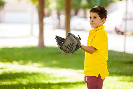 集中的男孩与一个棒球手套