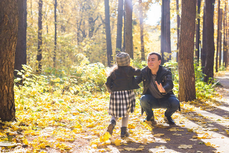 父亲与小女儿花时间在秋季自然图片
