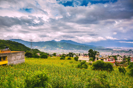 加德满都首都尼泊尔的鸟瞰图, 鸟瞰加德满都城市与喜马拉雅山的背景, 加德满都城市的俯视图