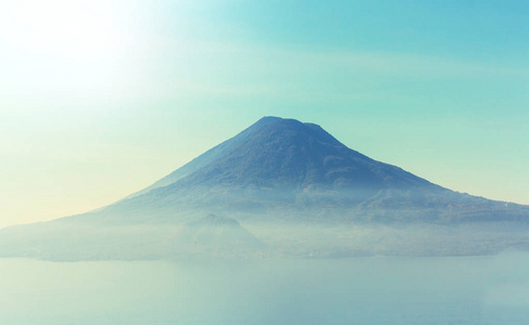 美丽的湖阿特蒂兰湖和火山在危地马拉的高地, 中美洲