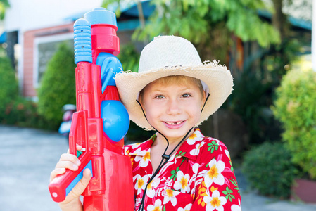 泼水节假日男孩夏威夷衬衫草帽用塑料彩色水枪泰国国家假日大众湿娱乐
