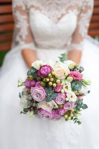 婚礼花束包括红桃花, 玫瑰, 山谷百合, 迷你玫瑰, 种子桉树, Astilbe, Scabiosa, 菜, 和常春藤