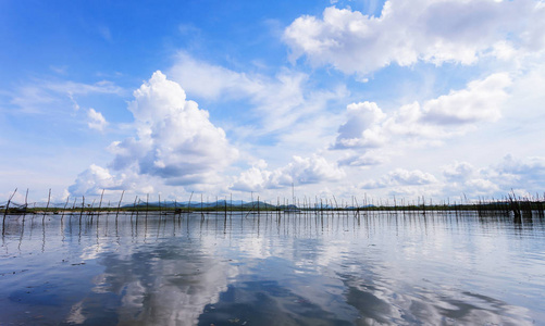 海景, 云在热带海, 天空和美丽的风景自然背景的反射