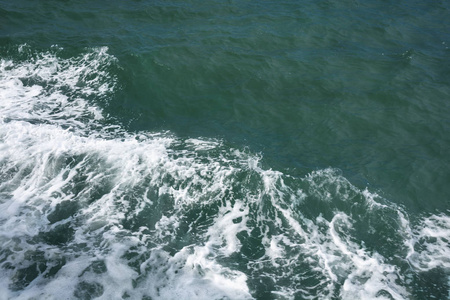 深蓝色海水表面与白色泡沫和波浪图案, 背景照片纹理