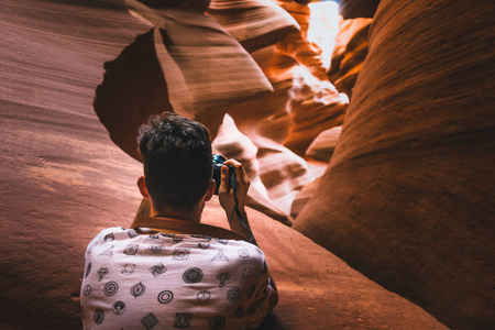 美国亚利桑那州羚羊峡谷美景的男性照片