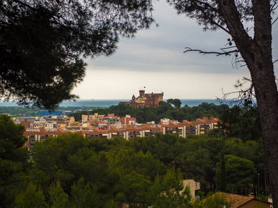 castelldefels 城堡从 garraf 自然公园看见了