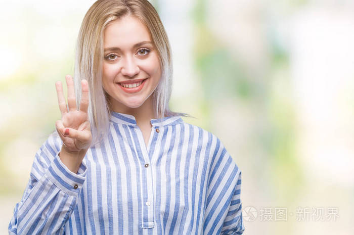 年轻的金发女人在孤立的背景显示, 并指出手指数三, 而微笑着自信和