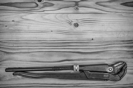 黑白色木桌上的管子扳手