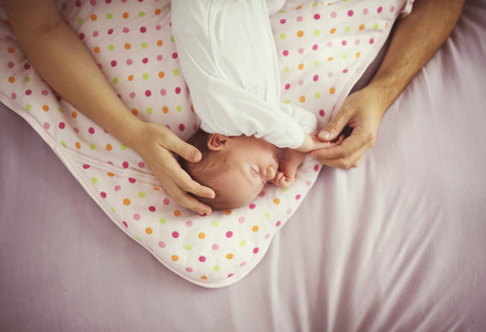 可爱的新生婴儿女孩睡在床上