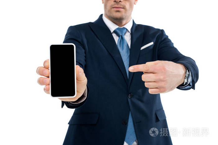 被裁剪的商人指着手指在智能手机与空白屏幕上的白色隔离镜头