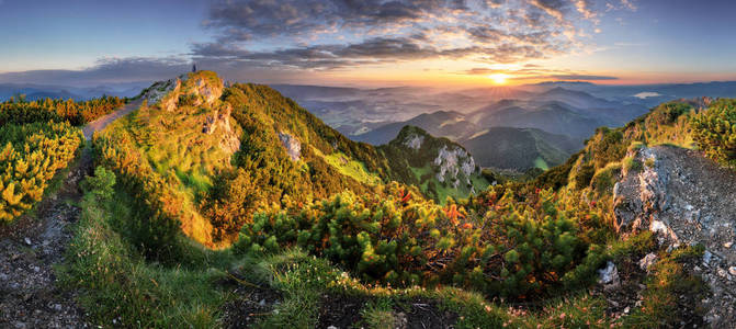 景观山顶 Velky 巧克力的日落全景