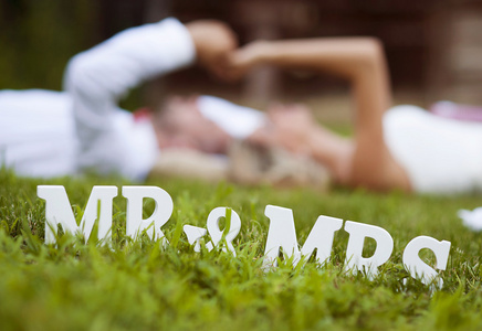 新娘和新郎躺在草地上