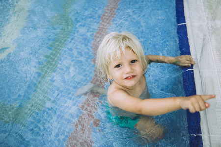 在游泳池里可爱的小女孩的肖像