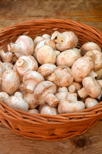 原料白蘑菇香菇在一个篮子里