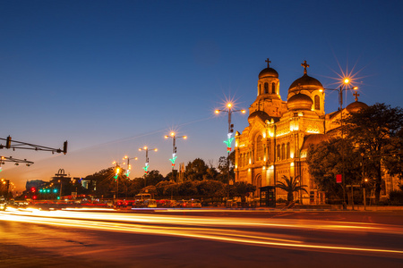 假设大教堂，保加利亚瓦尔纳。在夜间照明