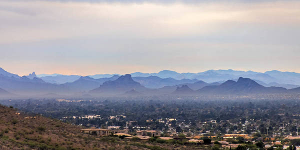 在亚利桑那州俯瞰山脉的城市视图