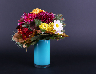 蓝色花瓶里的鲜花花束