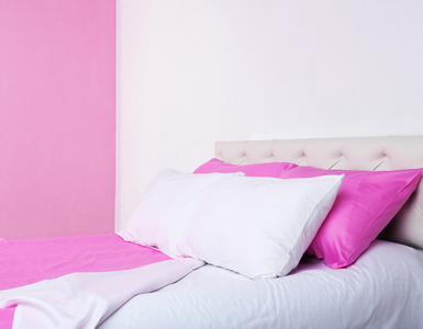 在床上的粉红色的床单的床上图片