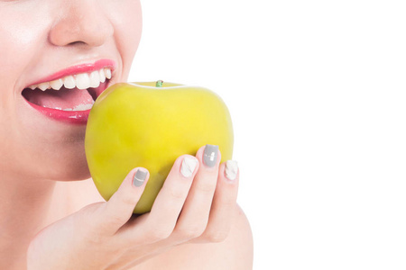 妇女吃一个绿色的新鲜苹果被隔离在白色