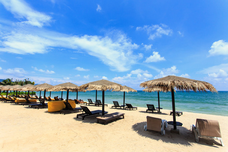 太阳伞和日光躺椅站在普吉岛，泰国海滩