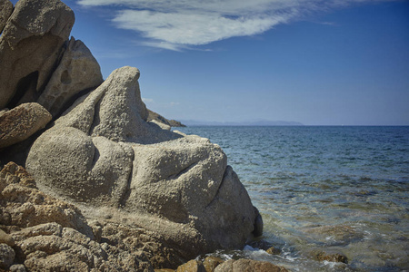 一种特殊的岩石, 具有弯曲和起伏的形式, 在夏季有蔚蓝和晶莹的地中海的背景