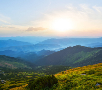 清晨绿山谷景